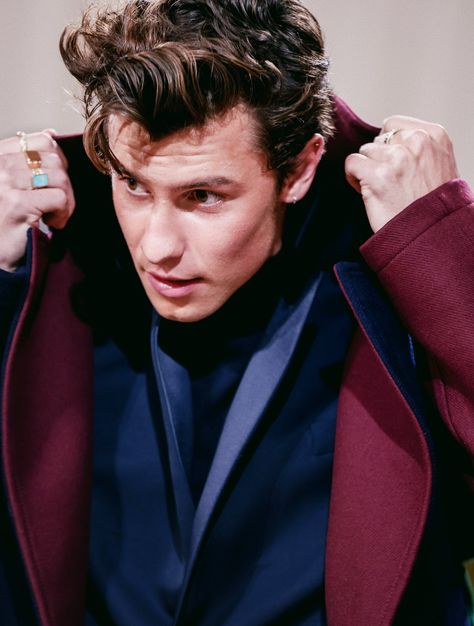 Brown Eye Boys, Shawn Mendes Funny, Okay Bye, King Of Pops, Red Carpet Looks, Daily Photo, Shawn Mendes, Beautiful Wallpapers, Favorite Person