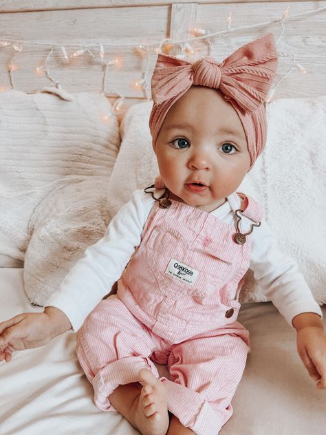 Simple Easter Baby Pictures, 5 Month Old Outfits, Baby Girl Casual Outfits, Baby Outfits Girl Aesthetic, 3 Month Old Girl Outfits, Baby Girl Outfit Inspiration, Winter Outfits Babygirl, Spring Baby Girl Outfits, Fall Bump Style