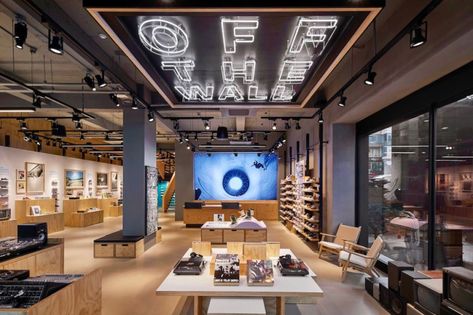 Showcase Store, Vinyl Deck, Skate Store, Vans Store, Retail Store Design, Sneaker Stores, Environmental Design, Store Interior, Vans Shop