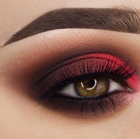 Red blended corner smokey eye makeup Prom Makeup Eyeshadow, Black Goth Makeup, Red Eyeshadow Look, Red Smokey Eye, Red Makeup Looks, Circus Makeup, Goth Eye Makeup, Black Smokey Eye Makeup, Pic Frame