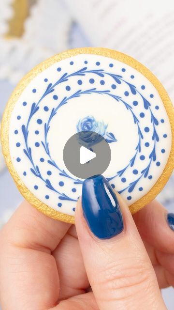 Wet On Wet Roses Royal Icing, Wet On Wet Cookie Decorating, Winter Cookies Decorated, Cookie Decorating Tutorial, Royal Icing Christmas Cookies, Wet Flowers, Christmas Sugar Cookies Decorated, Decorator Frosting, Icing Design