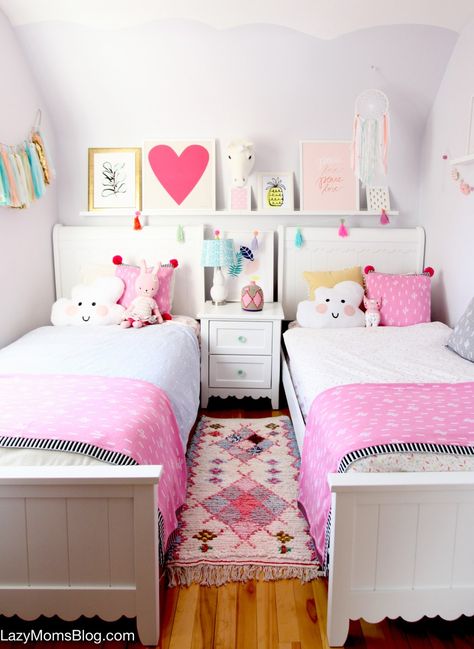 Small Girls Bedroom Ideas For Two, Small Twin Bedroom Ideas, Small Shared Girls Bedroom, Girls Shared Bedroom Ideas, Small Shared Kids Bedroom, Twin Girl Bedrooms, Sister Bedroom, Shared Girls Room, Kids Shared Bedroom