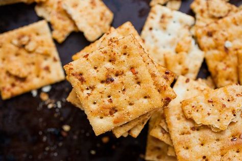 Saltine cracker recipes - firecrackers Party Crackers Recipe, Saltine Cracker Recipes, Ranch Crackers, Ranch Party, Spicy Crackers, Seasoned Crackers, Saltine Cracker, Soda Crackers, Biscuit Sec