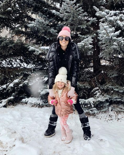 Rachel Parcell: Snow day! 💗❄️💗❄️💗 We are really soaking up our Christmas vacation from normal life. #snowday #winterstyle #moncler #mountainlife Snow Photoshoot, Cute Family Photos, Utah Skiing, Rachel Parcell, Snow Pictures, Mother Daughter Outfits, Mommy Goals, Outfit Invierno, Mommy Baby