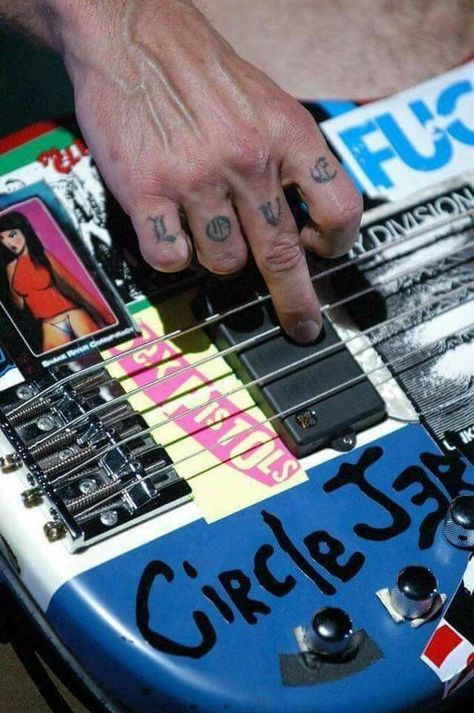 Fun fact, Germans point w middle finger. FYI (emm)——>> FLEA, LOVE, RED HOT CHILI PEPPERS Red Hot Chili Peppers, Chili Peppers, Hot Chili, Fun Fact, Red Hot, Peppers, Electric Guitar, Chili, Guitar