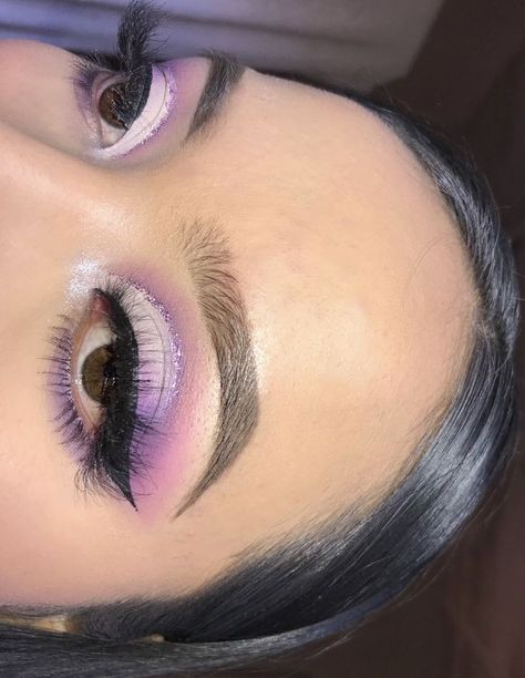 Prom Makeup Looks For Lilac Dress, Eye Makeup Looks Purple, Lilac Quinceanera Makeup Looks, 15 Nails Ideas Purple, Lilac Prom Makeup Looks, Quince Makeup Purple And Silver, Dark Purple Quince Makeup, Light Purple Quinceanera Makeup Looks, Purple Quinceanera Makeup Looks