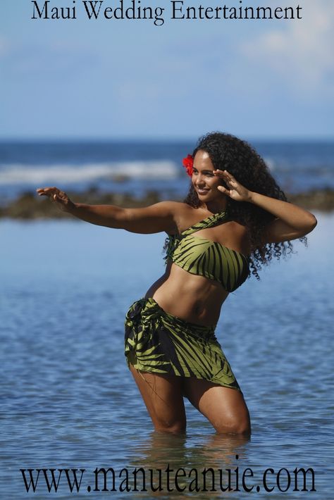 Hawaiian Hula Dance, Samoan Women, Polynesian Women, Polynesian Beauty, Vintage Explorer, Ori Tahiti, Tahitian Dance, Polynesian Dance, Hawaiian Woman