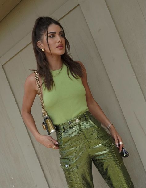 Night Out Outfit Ideas, Steal The Spotlight, Cooler Look, Night Out Outfit, Green Outfit, Mode Inspo, Looks Chic, Small Shoulder Bag, Colourful Outfits