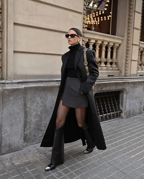 Zina Charkoplia (@zinafashionvibe) • Instagram photos and videos Givenchy Boots Outfit Winter, Paris Texas Boots Outfit, Givenchy Boots Outfit, Givenchy Outfit, Outfit To Recreate, Givenchy Boots, Outfit Botas, Instagram Pic Ideas, Winter Shoot