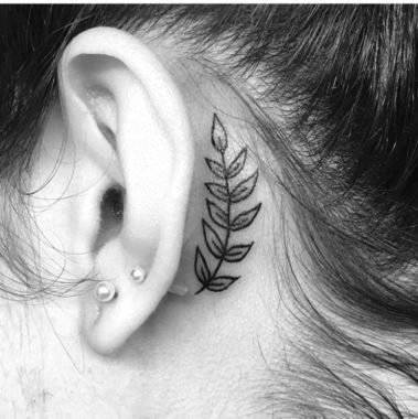 Delicate fern. Mali Tattoo, Piercing Artist, Hai Tattoo, Blatt Tattoos, Tiny Flower Tattoos, Behind Ear Tattoos, Fern Tattoo, Leaf Tattoo, New Tattoo