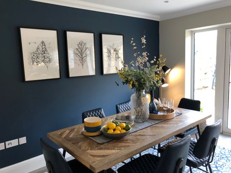 Navy Ceiling Dining Room, Dining Room Ideas Grey Walls, Dining Room Pictures Ideas Wall Decor, Dining Room Navy Blue, Dark Blue Dining Room Ideas, Oven Nook, Dining Room Wall Color Ideas, Dining Room Design Blue, Navy Blue Dining Room