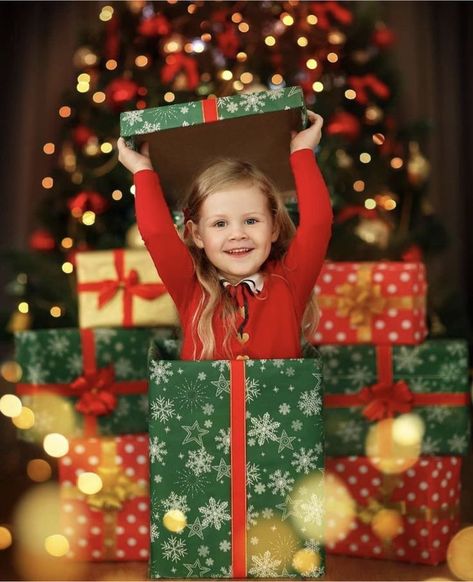 Toddler Christmas Photoshoot, Toddler Christmas Pictures, Birthday Party Makeup, Photography Model Poses, Santa Claus Diy, Toddler Christmas Photos, Christmas Photoshoot Kids, Diy Christmas Photoshoot, Diy Christmas Pictures