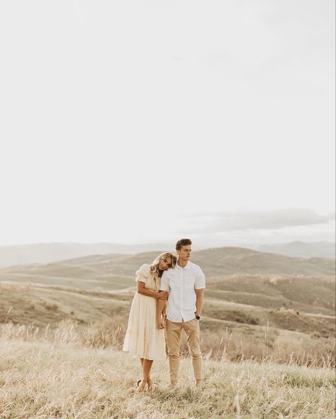 Country Photos, Engagement Picture Outfits, Cute Engagement Photos, Couple Engagement Pictures, Couples Posing, Outdoor Engagement Photos, Engagement Pictures Poses, Sweet Baby Girl, Quoi Porter