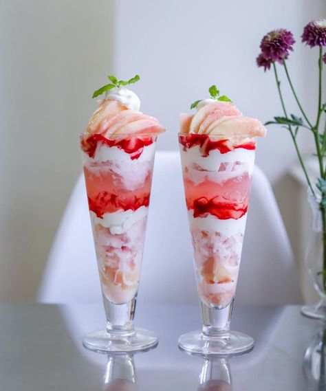 Japanese Parfait, Knickerbocker Glory, Dessert Cups Recipes, Fruit Parfait, Cold Treats, Food Fantasy, Scrumptious Desserts, Asian Desserts, Dessert Cups