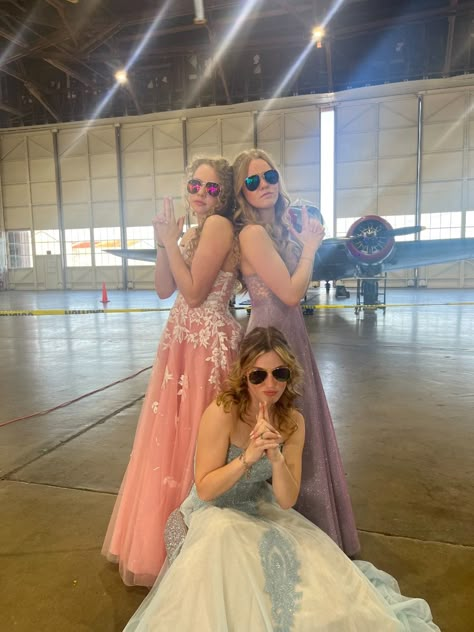 Prom pose for three. Guns and sunglasses. Serious. Sunglasses Prom Pictures, Prom Girls Friends, Formal Photo Ideas Picture Poses, Three People Prom Poses, Sibling Prom Pictures, Graduation Trio Pictures, Fun Prom Poses For Friends, Prom Poses Three Friends, Hoco Pics For Friends