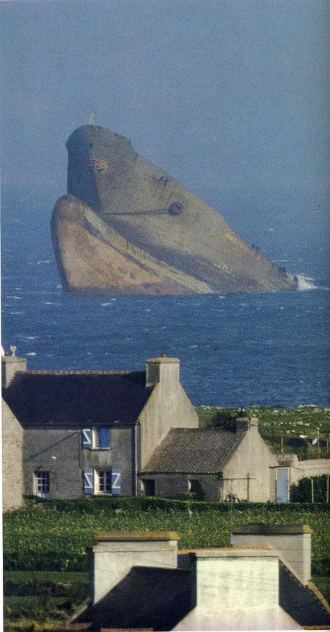 Famous Pictures, Abandoned Ships, Ghost Ship, 다크 판타지, Shipwreck, Abandoned Buildings, Alam Yang Indah, Cadiz, Abandoned Places