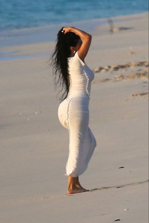 Kylie Jenner Paparazzi, Kylie Jenner Beach, Kylie Jenner Body, Cute Teacher Outfits, Kylie J, Business Woman Successful, Turks Caicos, May 4th, Bella Hadid Outfits