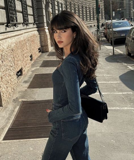 Parisian Haircut, Italian Hair, Hair Stylies, Haircuts Straight Hair, Long Hair With Bangs, Foto Poses, Long Wavy Hair, Selvedge Denim, Makati