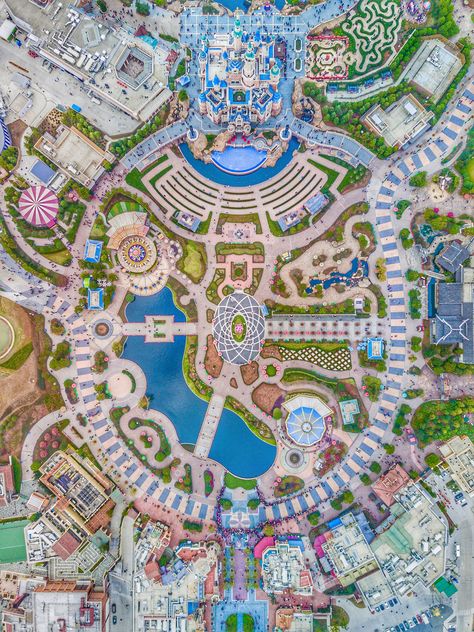 Theme Park Architecture, Theme Park Planning, Roller Coaster Tycoon, Theme Park Map, Architecture Reference, Play Park, Shanghai Disneyland, Planet Coaster, Landscape Architecture Drawing