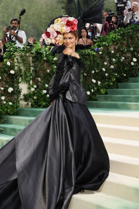 Met Gala 2024 Red Carpet Photos: The Best Celebrity Looks Zendaya Aesthetic, Zendaya Met Gala, Met Gala Outfits, Givenchy Couture, Gala Outfit, Gala Fashion, Philip Treacy, Met Gala Red Carpet, Zendaya Coleman