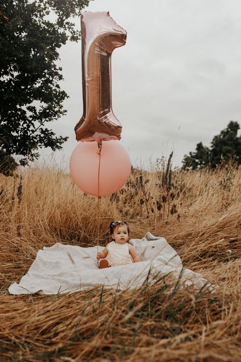 Cute First Birthday Photo Ideas, Family Photoshoot For First Birthday, Outside 1st Birthday Photoshoot, Field First Birthday Pictures, First Bday Picture Ideas, First Birthday Cake Smash Outdoor, Fall First Birthday Photoshoot Outdoor, Diy 1st Birthday Photo Shoot Outdoors, Outside 1st Birthday Pictures