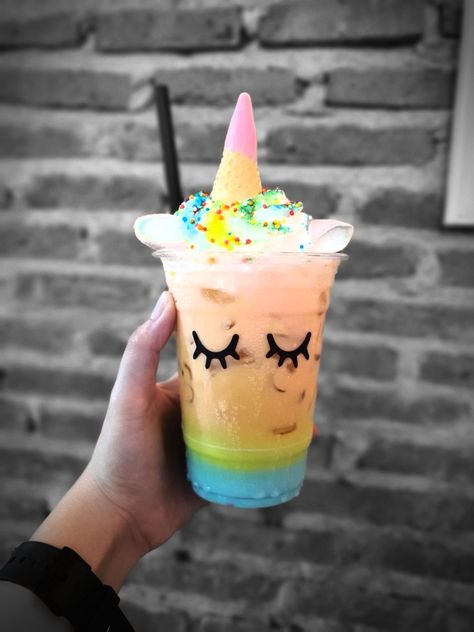 Crossant Recipes, Unicorn Cafe, Unicorn Milkshake, Unicorn Milk, Unicorn Desserts, Kids Cafe, Colorful Drinks, Rainbow Food, Unicorn Foods