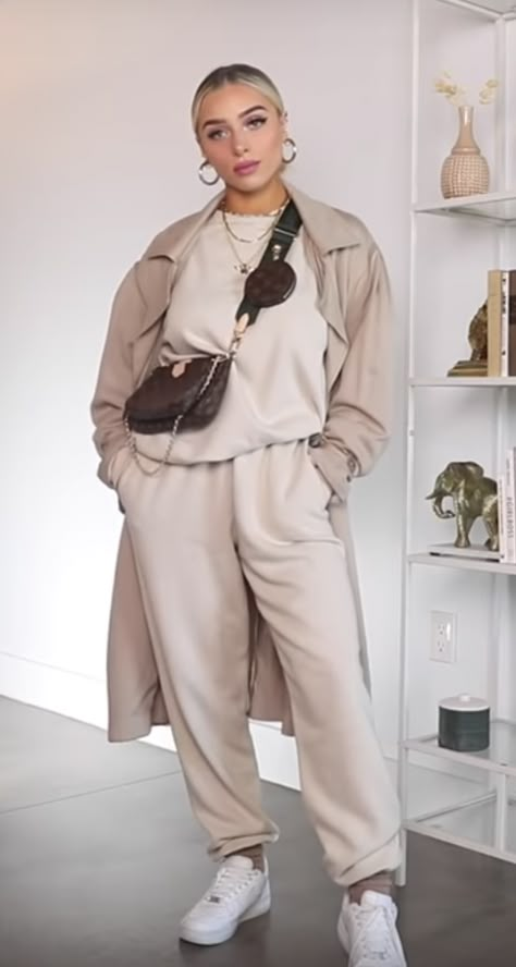 Beige Sweat Suit Outfit, Cream Sweat Pants Outfits, Sweats And Sneakers Outfits, Beige Tracksuit Outfit, Beige Sweatpants Outfit, Tan Sweatshirt Outfit, Tracksuit Outfit Aesthetic, Beige Hoodie Outfit, Beige Sweatpants Outfits