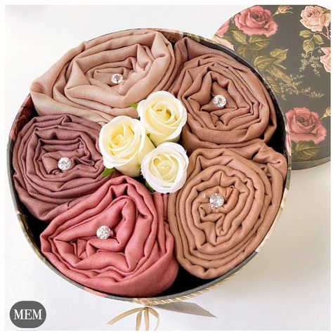 Hijab Gift Packing Ideas, Scarf Gift Box Ideas, Hijab Gift Box Ideas, Hijab Packaging Ideas, Hijab Box Design, Islamic Outfits For Women, Taal Ideas, Islamic Outfits, Hijab Bouquet