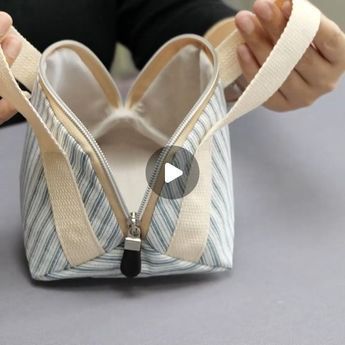 Diy Purses And Bags, Sewing Bags Diy, Small Tote Bag Pattern, Diy Bag Patterns, Diy Fabric Purses, Tote Bag Sewing Tutorial, Tote Bag Diy Pattern, Hand Sewn Crafts, Tote Bag Diy