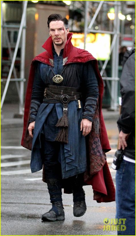 Benedict Cumberbatch Films 'Doctor Strange' in NYC - First Pics! Dr Strange Costume, Cloak Of Levitation, Peggy Carter, Dc Movies, Dr Strange, Marvel Vs, Avengers Assemble, Doctor Strange, Benedict Cumberbatch