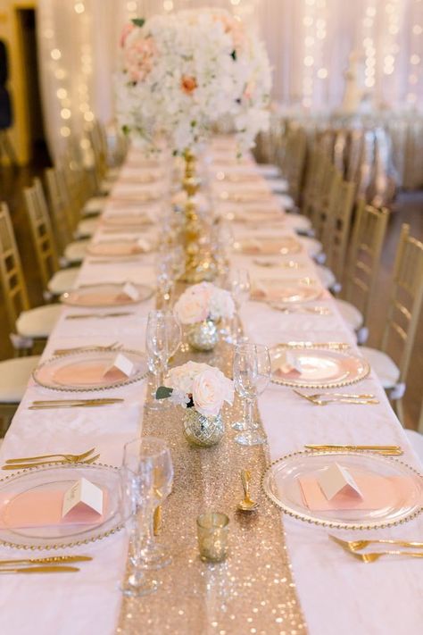 Gold And Rose Gold Wedding Decor, Simple Gold Wedding Table Decor, Table Noel Rose Gold, Pink White And Gold Table Setting, Pink And Gold Table Decorations, Pink Gold And White Party Decoration Table Settings, 50th Birthday Table Setting Ideas, Rose Gold Pink And White Birthday Party, Anniversaire Rose Gold