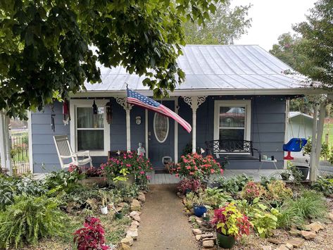 Affordable Home - c.1930 Updated Cottage in Maryville, TN Under $100K - Old Houses Under $100K Colonial Style Tiny House, Old Small House, Colonial Tiny House, Small Historic House Plans, New Frontier Tiny Homes, Old Timy Houses, Separate Kitchen, Eclectic Kitchen, Elegant Chandeliers