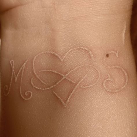 White tattoo...with kids initials. <3 and could always add more initials around it Kids Initial Tattoos, Bodysuit Tattoos, Permanente Make-up, Tattoo Diy, M Tattoos, Tattoo Heart, Infinity Tattoos, Initial Tattoo, Heart Letter