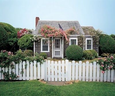 white picket fence. in front of house? Nantucket Houses, Nantucket Decor, Front Of A House, Nantucket Cottage, Nantucket Style, Cottage By The Sea, White Picket Fence, Style Cottage, Professional Photos