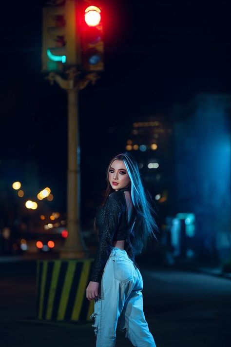 Night Life Photography, Female Modeling Poses, Night Street Photography, Urban Photoshoot, Street Fashion Photoshoot, Iphone Image, Night Photoshoot, Rooftop Photoshoot, Quinceanera Photoshoot