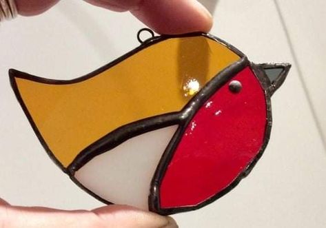 Stained Glass Bird Ornaments, Stained Glass Robin Pattern, Stained Glass Robin, Sea Glass Art Diy, Stained Glass Gifts, Stained Glass Patterns Free, Stained Glass Birds, Wine Glass Art, Stained Glass Decor