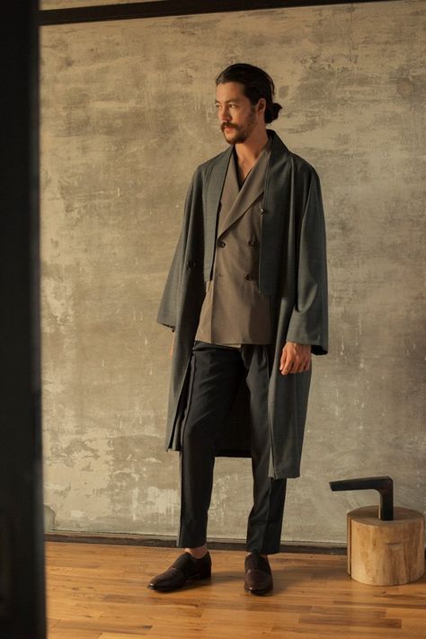 Aesthetic Kimono Outfit Men, Men’s Kimono Fashion, Kimono Suit Men, Japanese Suit Men, Minimal Menswear, Hypebeast Brands, Japanese Suit, Kimono Suit, Bi Fashion