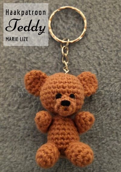 Haakinformatie | Haakpatroon Teddy • Beer Sleutelhanger haken • Haakinformatie Mini Teddy Bear Crochet Pattern, Knit Keychain, Teddy Keychain, Ravelry Free Patterns, Kat Haken, Mini Teddy Bears, Amigurumi Minta, Keychain Pattern, Crochet Bear Patterns