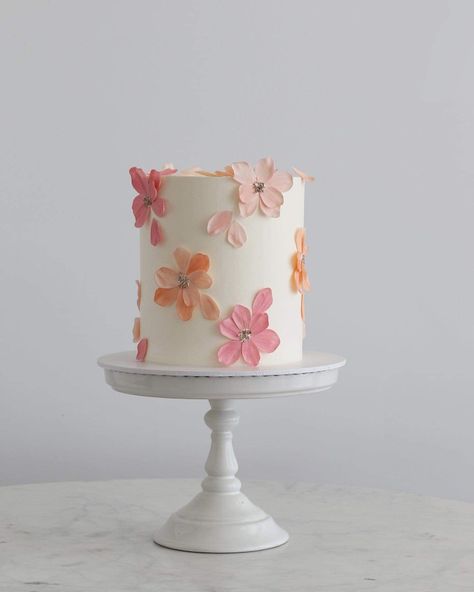 Pastel Flowers Cake, Cute Cakes 18th Birthday, Pastel Flower Cake, Neutral Cakes, Pink Cake With Flowers, Flower Cake Wedding, Pink Flowers Cake, Birthday Cake Flowers, Floral Cake Birthday