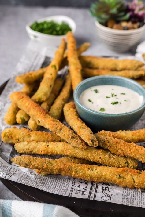 Tender asparagus spears are dipped and dredged in a crispy breadcrumb coating and then fried to golden brown perfection in this easy fried asparagus recipe! Fried Asparagus, Tender Asparagus, Easy Asparagus Recipes, Thanksgiving Brunch, Parmesan Asparagus, Fried Green Beans, Asparagus Fries, Asparagus Recipes, Food Fantasy