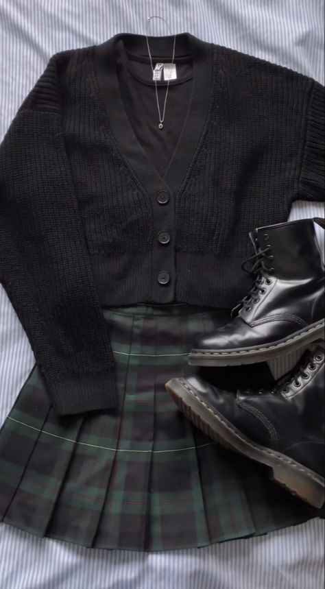 Super Cool Outfits, Collared Shirt And Crewneck, Cute Plaid Skirt Outfits, Slytherin Girl Outfit, Black Boot Outfit, Plaid Outfit Ideas, Brandy Outfit, Cute Plaid Skirt, Slytherin Outfit