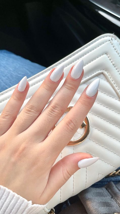 Elegante Nails Classy White, Old Money Rich Nails, Elegant Nail Ideas Classy Simple, Rich Nails Aesthetic, Nail Old Money, White Nail Aesthetic, Old Money Nails Ideas Almond, Uñas Old Money Aesthetic, Old Many Outfits