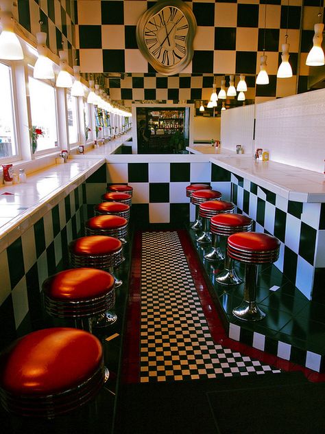 images of retro diners | photo Diner Aesthetic, 1990 Style, Replacing Kitchen Countertops, 50s Diner, Diner Decor, Vintage Diner, Retro Diner, American Diner, Deco Originale