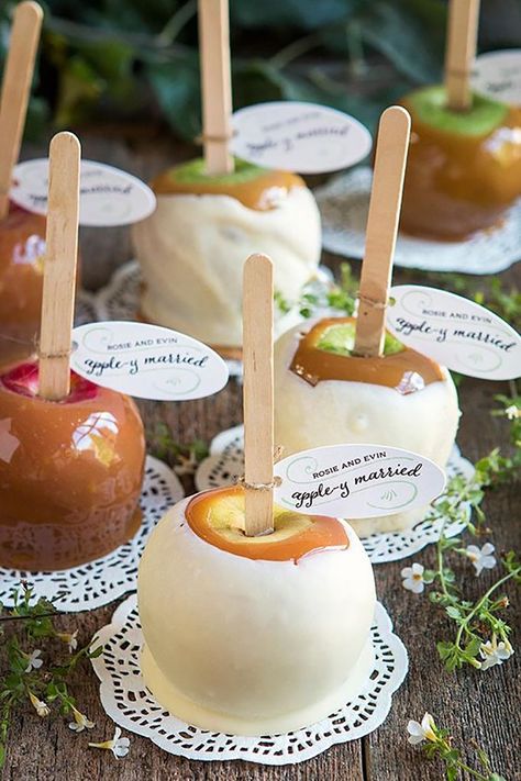 Apple Wedding Favors, Apple Wedding, Fall Wedding Diy, Winter Wedding Favors, Toffee Apple, Wedding Favors Fall, Wedding Winter, Fall Wedding Decorations, Apple Desserts