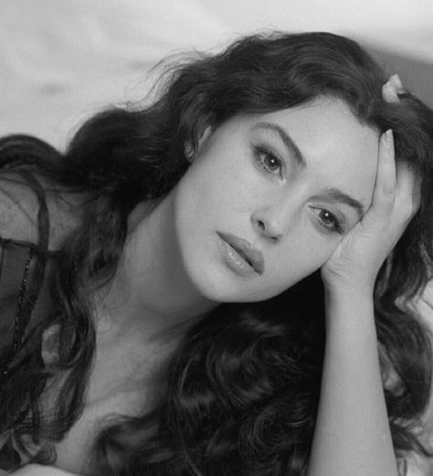 Italian Actress, Foto Art, Monica Bellucci, Beauty Icons, Fall 2024, Celebrity Pictures, Girl Crush, Beautiful Woman, Beauty Inspiration