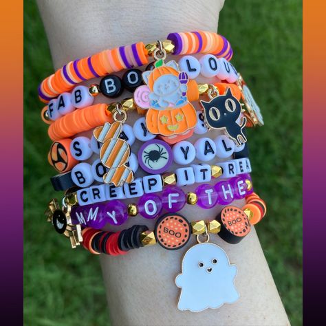 🎃HALLOWEEN BRACELETS🎃 These are a fun way to customize your bracelet stacks and give a great gift! 👻These bracelets are sold individually and the sizes are indicated for each style. 🦇Standard adult medium size is around 7 inches but some are made slightly smaller for children.  Please see our sizing reference photo for more information. 👻Sizes shown are approximate, for best results measure your wrist with a piece of string. Message us with any questions! If you need a large quantity of bracelets, please message me before you order so that I can make sure I have the beads in stock. I also offer discounts for bulk orders and I would be happy to create a custom listing for you to purchase from HELPFUL INFO: ✨Our bracelets are made with a strong stretchy quality elastic. ✨Use care when p Halloween Word Bracelet, Halloween Beaded Bracelet, Halloween Bracelet Ideas, Halloween Dates, Swiftie Bracelets, Fall Bracelets, Diy Halloween Gifts, Word Bracelets, Diy Kandi Bracelets