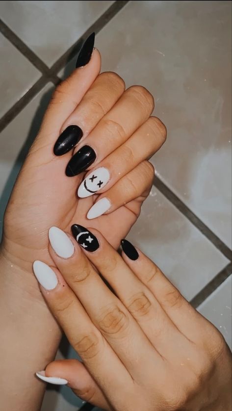 Nail Ideas With Smiley Face, Black And White Nails Smiley Face, Easy Black And White Nail Designs Simple, Black Smiley Face Nails, Cute Nails Black And White, Black And White Simple Nails, Louis Tomlinson Nails, Smiley Face Nails, Nails Black And White