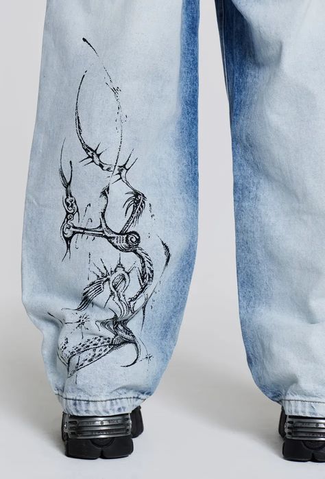 Pants Graphic Design, Bleach Paint Jeans, Colossus Jeans, Painting Jeans, Thrift Flip Ideas, Jeans Art, Diy Pants, Painted Clothes Diy, Denim Corset Top