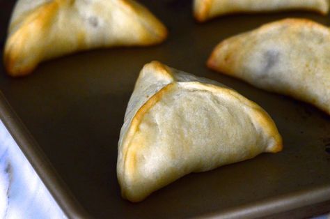 Lebanese Fatayer Recipe, Lebanese Spinach, Fatayer Recipe, Lebanese Meat Pies, Spinach Pies, Lebanese Cuisine, Lebanese Food, Meatless Recipes, Spinach Pie