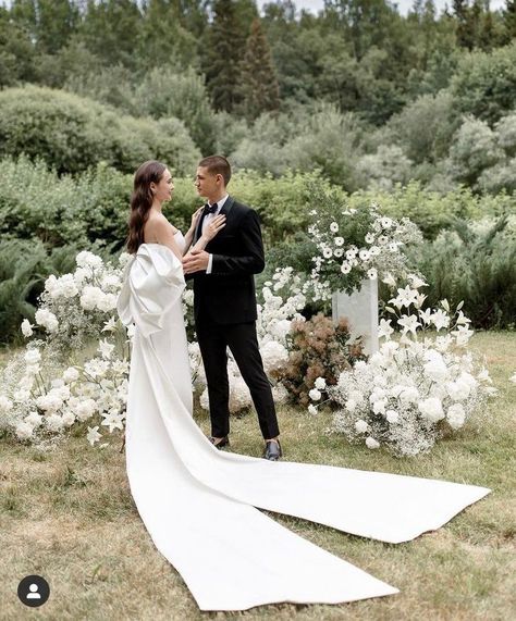 Chuppah Flowers, White Wedding Decorations, Wedding Ceremony Backdrop, Boho Wedding Inspiration, Wedding Ceremony Flowers, Have Inspiration, Bali Wedding, Ceremony Inspiration, Ceremony Arch